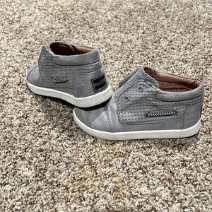 Selling a pair of great condition Toms shoes